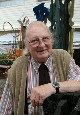 Pierre-Paul Bertin dans son jardin de sculpture